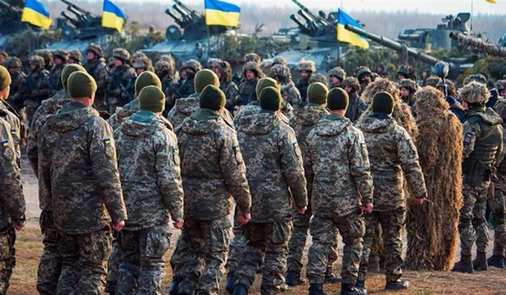 Мужчина раздаёт повестки на улице