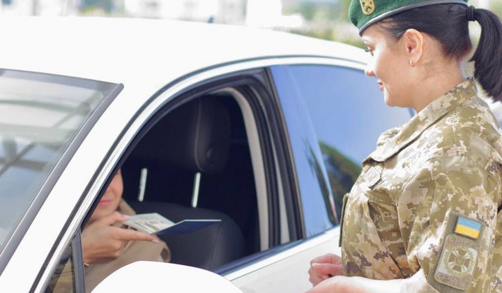 Чиновник за столом в кабинете