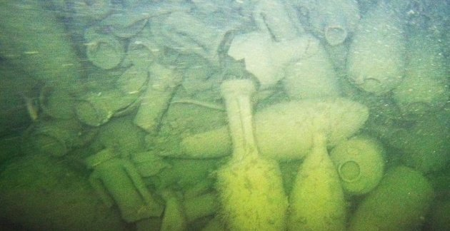 Потонувший корабль под водой моря