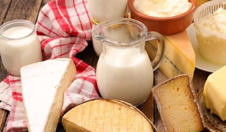 Упакованные молочные продукты на полке