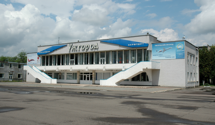 Самолет авиакомпании в небе над Ужгородом