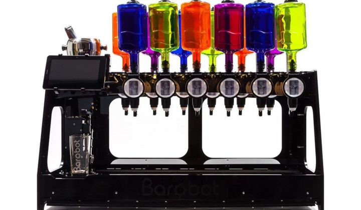 Робот-бармен у барі з напоями