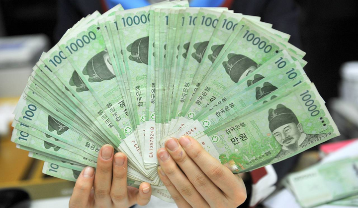 Люди в бізнес-суїтах обговорюють економічне співробітництво