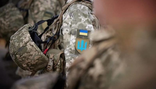 Солдаты с документами в руках