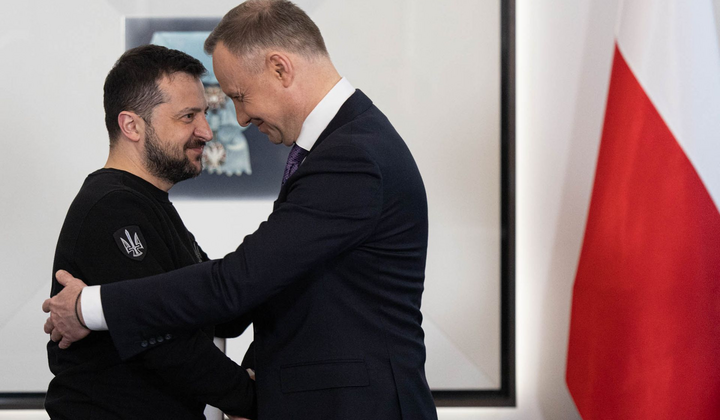 Люди з України на фоні прапора