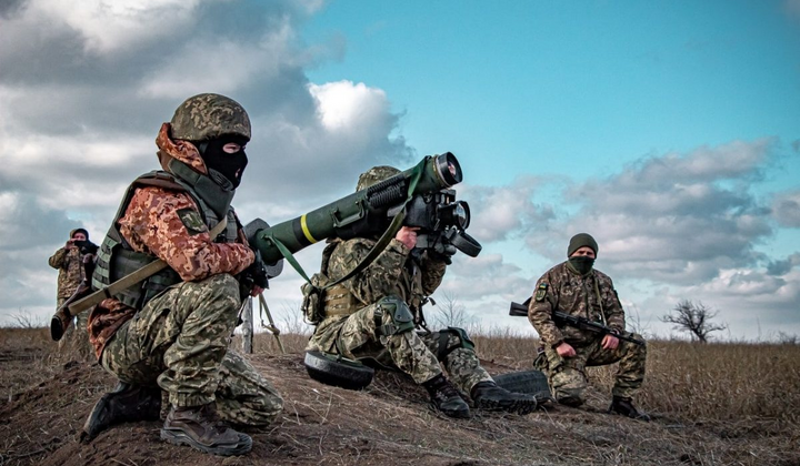 Група волонтерів допомагає українським солдатам