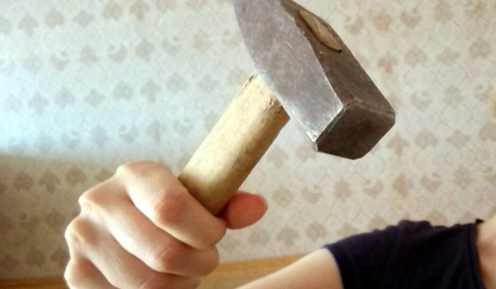 Мати і дочка розмовляють з поліцейським