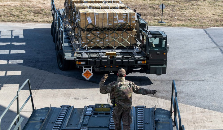 Флаги України і США американському довіряється допомагає
