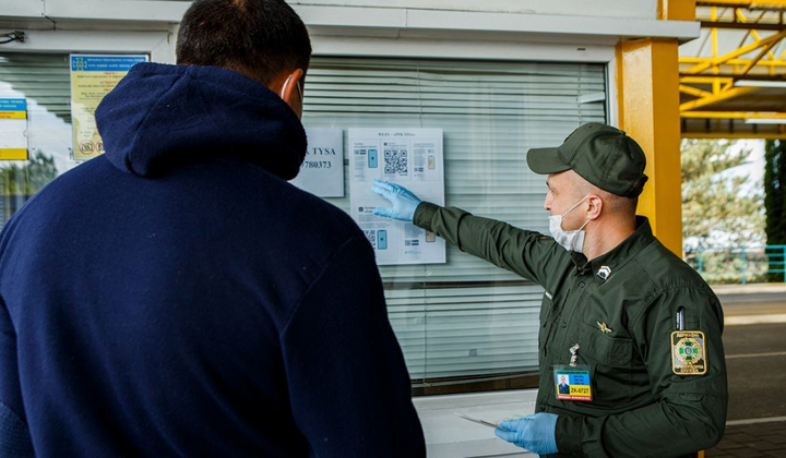 Мужчина с чемоданом на автомобиле