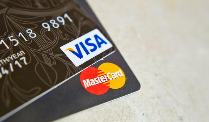 Visa карта изображена на фоне запретного знака