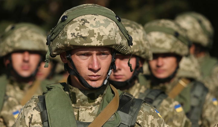 Смартфоны на фоне украинского флага