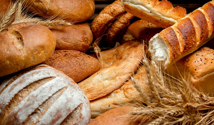 Красные хлебные буханки на полке