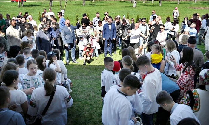 Рекордне катання великодніх яєць на Буковині