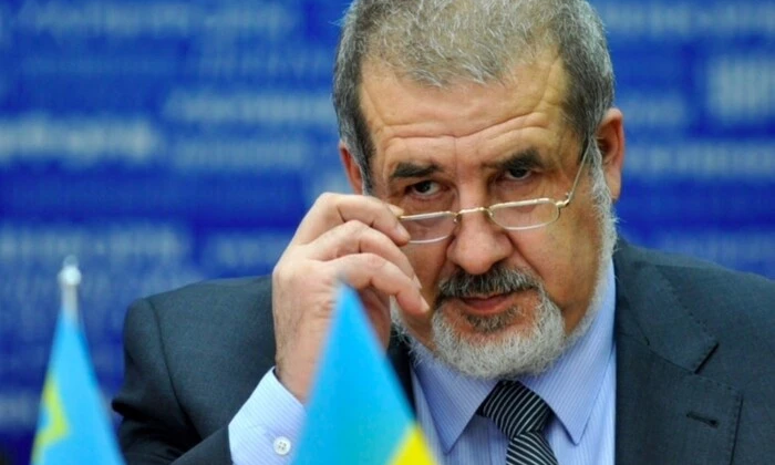 Прапор України і текст 'Крим є невід’ємною частиною України: заява Меджлісу кримськотатарського народу'