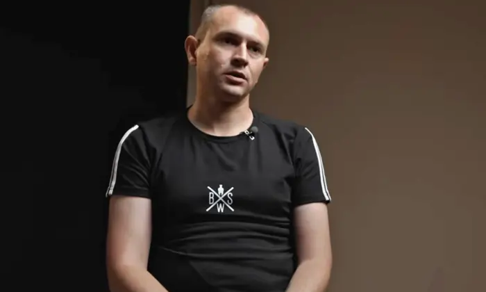 Військовий з написом «Слава Росії» на тілі