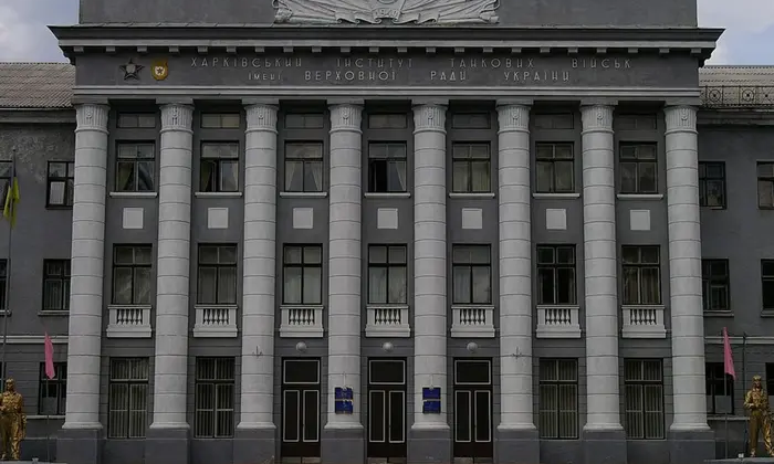 Майор принижує курсанта перед студентами