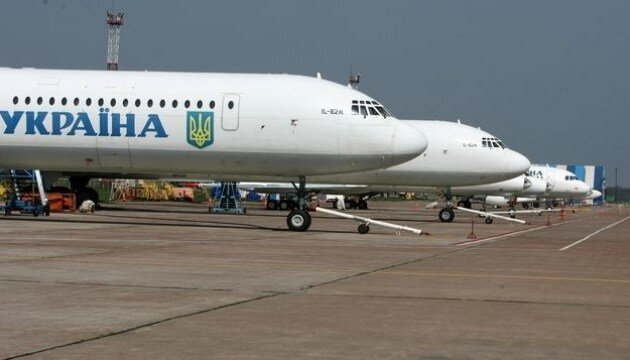 Гражданский самолёт на взлётной полосе