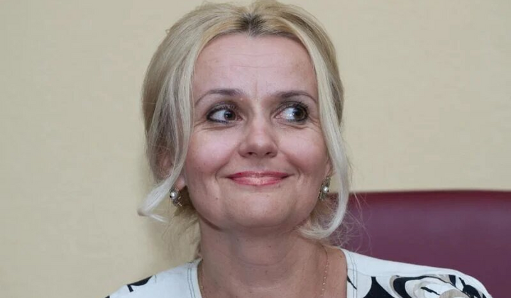 Ірина Фаріон з агресивним виразом обличає