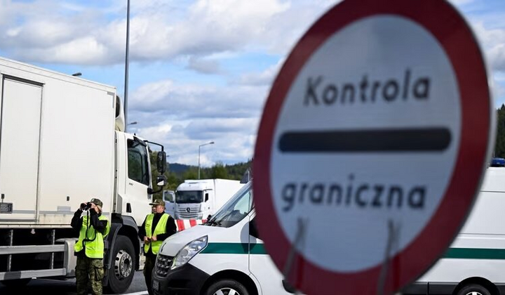 Автомобили в очередях во время блокировки границы