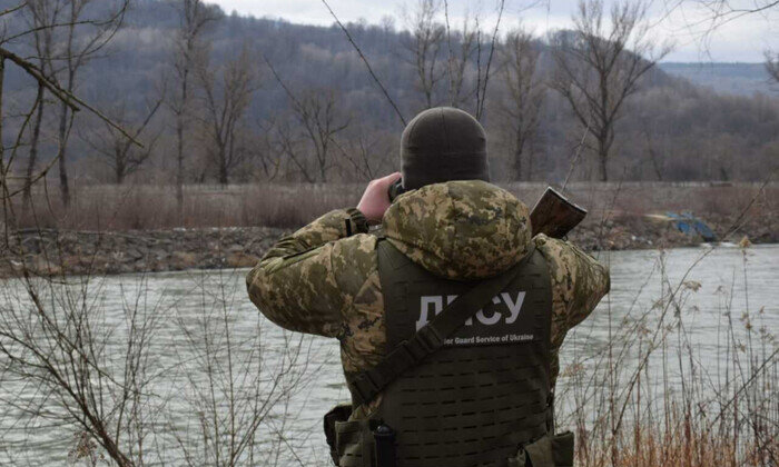 Малюнок людини за комп'ютером