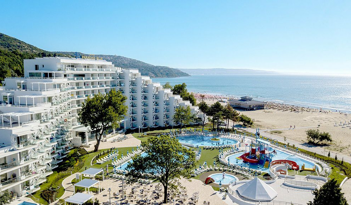 Готель з аквапарком на пляжу