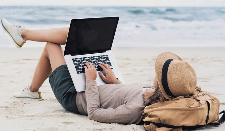 Человек с ноутбуком работает удаленно