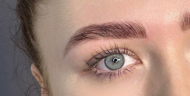 Изображение мастера бровиста с инструментами