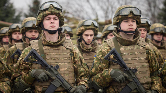 Зарплаты в армии: сердечко и гривны
