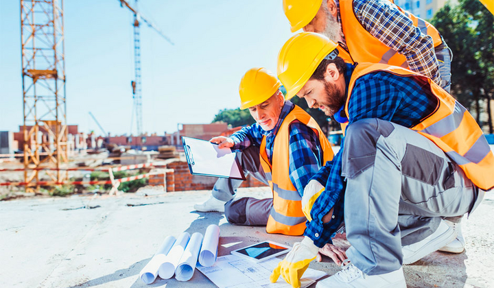 Будівельник з блоком в руках