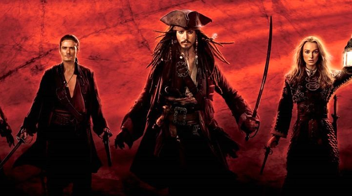 Капітан Джек Воробей на фоні піратського прапора