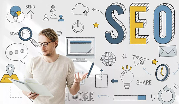 SEO спеціаліст розглядає аналітику вебсайту