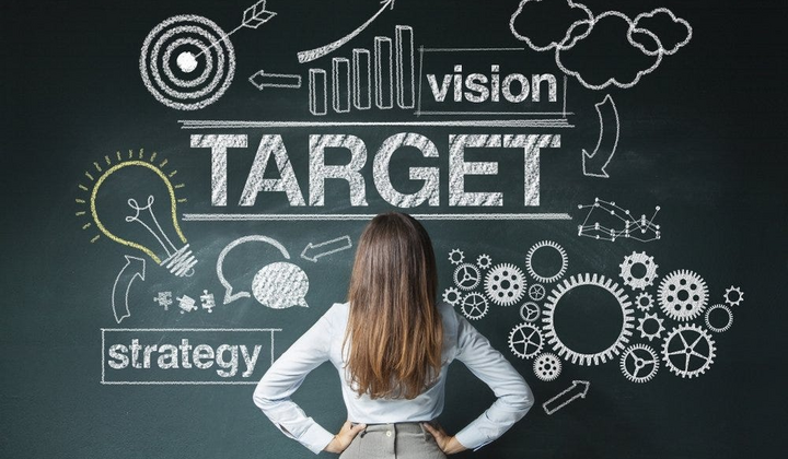 Таргетолог рекламує продукт у Інтернеті