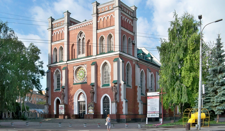 Центральная площадь Ровно в обрамлении вечернего сияния