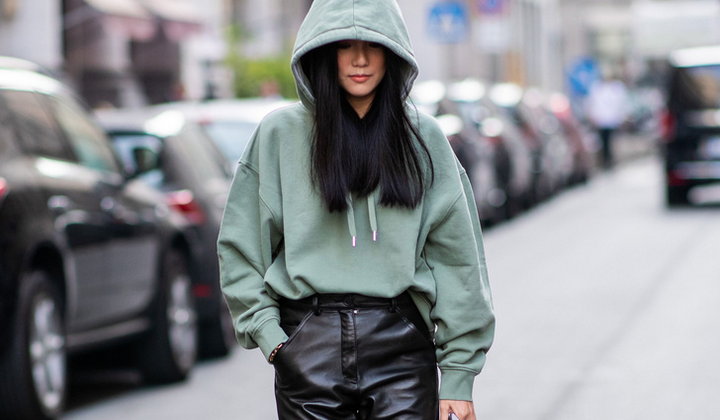 Изображение трех худи на девушке