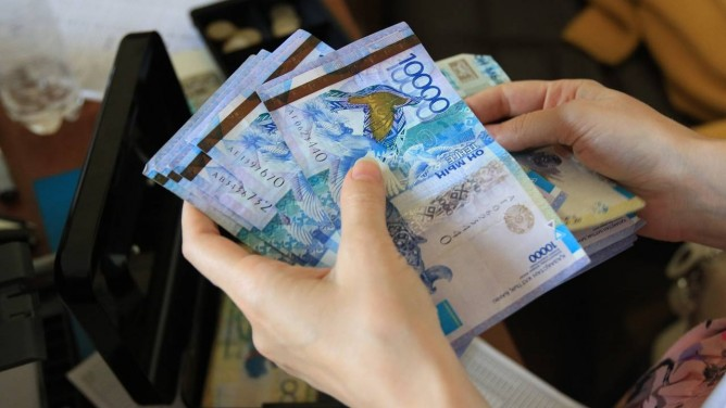 Средняя зарплата в Казахстане в месяц