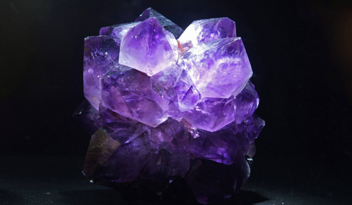 Безупречное кольцо с аметистом от “Oniks”: от необычного камня до яркого украшения 