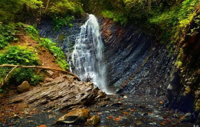 Huk Zhenets Waterfall: The Beauty of the Carpathian Natural Wonder