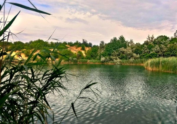 Серебряное озеро: живописное место отдыха и легенды водоема