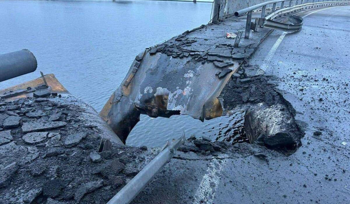 Последствия удара рф по дамбе «ДнепроГЭС». Фото публикует журналист Андрей Цаплиенко