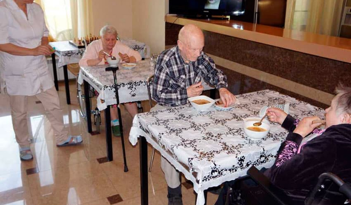 Пенсіонери у будинках для престарілих