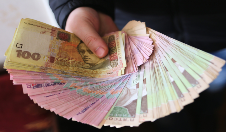 Скільки грошей тримають українці