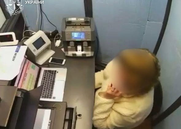 Киянин у масці погрожував зброєю в обміннику: підозра у розбійному нападі