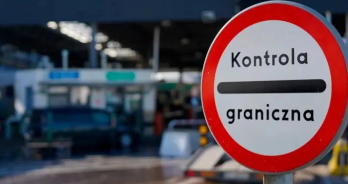 How many Ukrainian men left for Poland