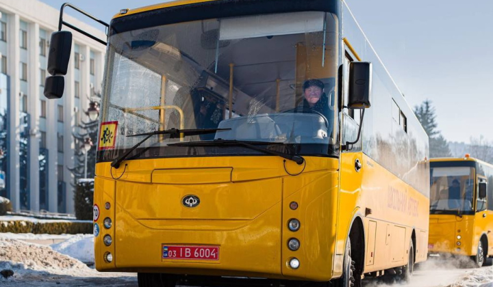 На Рівненщині громади отримали нові шкільні автобуси