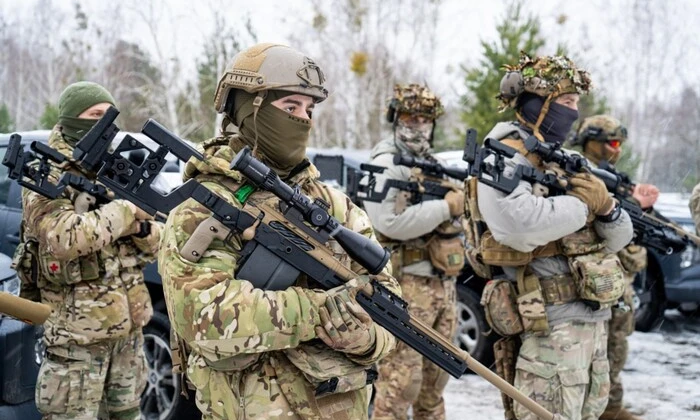 Изображена группа молодых людей, символизирующих 18-24 года