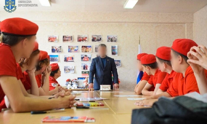 Діти в формі у юнармії