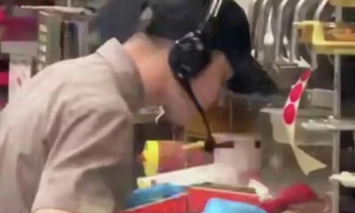 Працівник російської мережі швидкого харчування плюнув у бургер