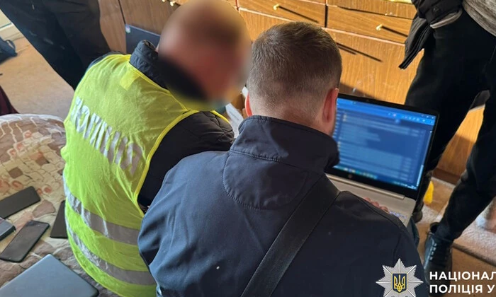 Студент проходить повз школу на Буковині