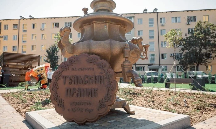 Памʼятник прянику і самовару у Маріуполі