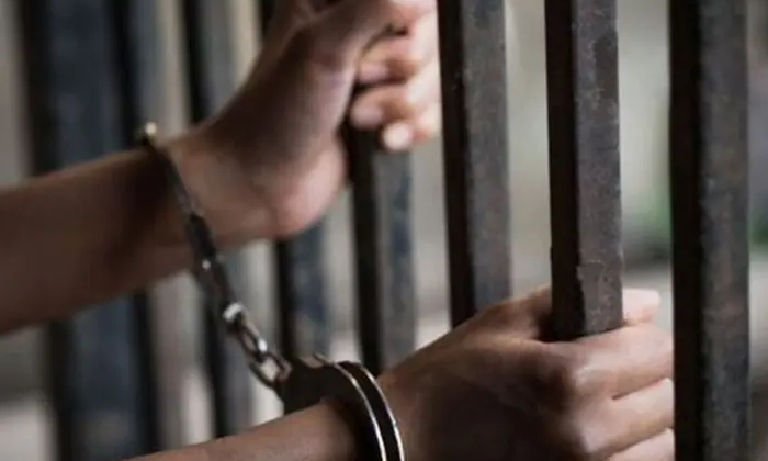 Чоловік з ножем поруч з жінкою